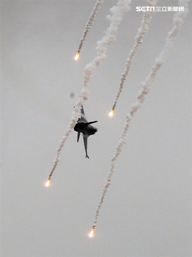 漢光演習國軍F16戰機實施空中掩護施放熱焰彈。（記者邱榮吉/攝影）