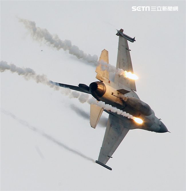 漢光演習國軍F16戰機實施空中掩護施放熱焰彈。（記者邱榮吉/攝影）