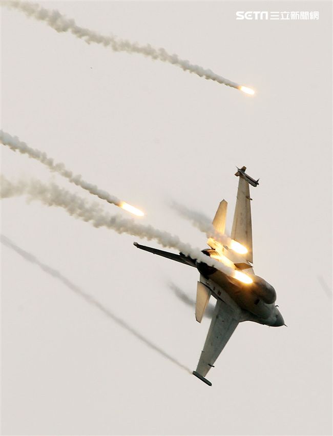 漢光演習國軍F16戰機實施空中掩護施放熱焰彈。（記者邱榮吉/攝影）