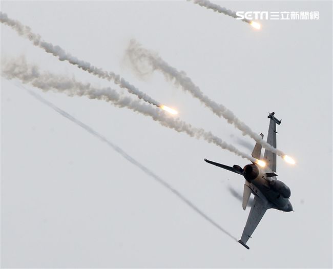 漢光演習國軍F16戰機實施空中掩護施放熱焰彈。（記者邱榮吉/攝影）