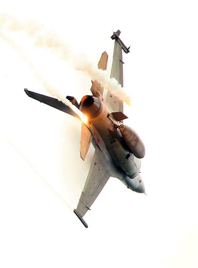 漢光演習假想敵軍機炸射施放熱焰彈。（記者邱榮吉/攝影）