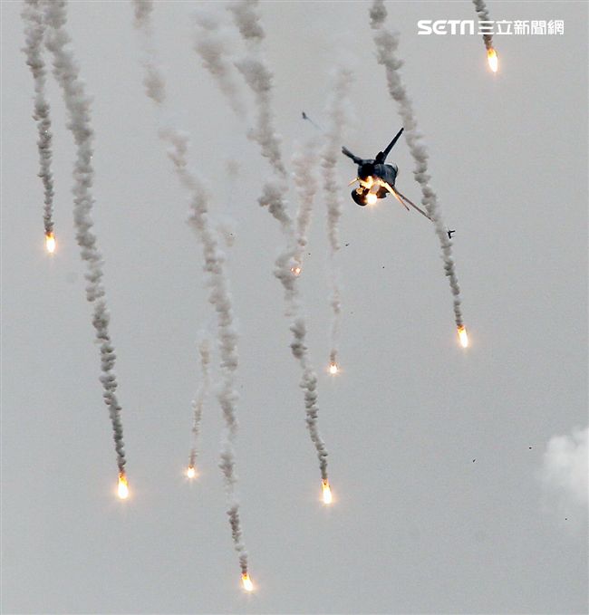 漢光演習國軍F16戰機實施空中掩護施放熱焰彈。（記者邱榮吉/攝影）