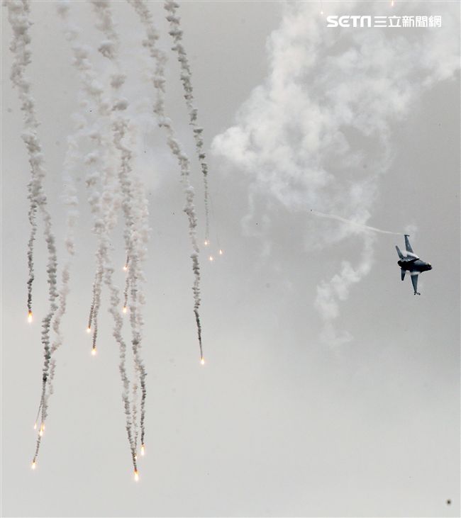 漢光演習國軍F16戰機實施空中掩護施放熱焰彈。（記者邱榮吉/攝影）