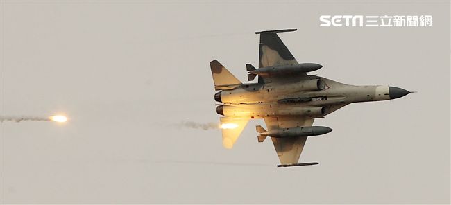 漢光演習國軍IDF戰機實施空中掩護施放熱焰彈。（記者邱榮吉/攝影）
