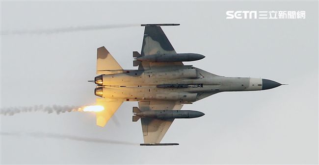 漢光演習國軍IDF戰機實施空中掩護施放熱焰彈。（記者邱榮吉/攝影）