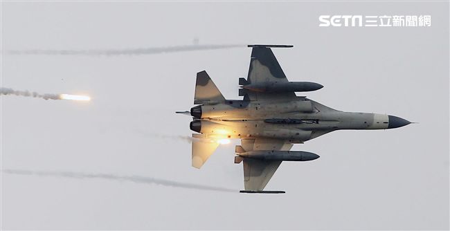 漢光演習國軍IDF戰機實施空中掩護施放熱焰彈。（記者邱榮吉/攝影）
