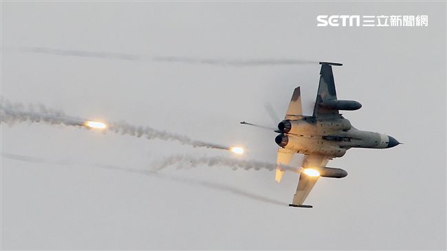 漢光演習國軍IDF戰機實施空中掩護施放熱焰彈。（記者邱榮吉/攝影）
