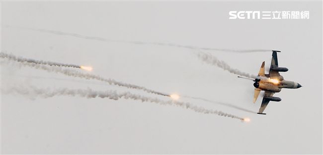 漢光演習國軍IDF戰機實施空中掩護施放熱焰彈。（記者邱榮吉/攝影）