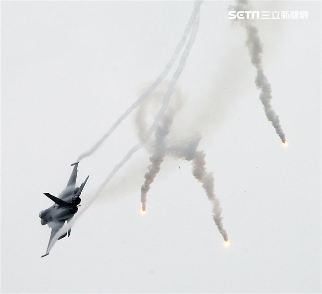 漢光演習國軍IDF戰機實施空中掩護施放熱焰彈。（記者邱榮吉/攝影）
