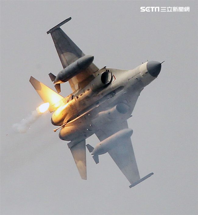 漢光演習國軍IDF戰機實施空中掩護施放熱焰彈。（記者邱榮吉/攝影）