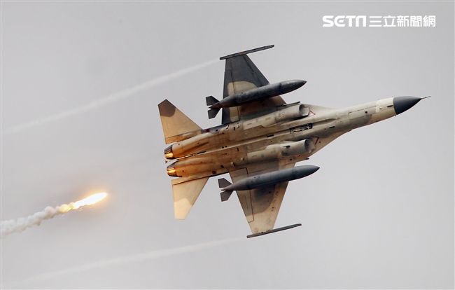 漢光演習國軍IDF戰機實施空中掩護施放熱焰彈。（記者邱榮吉/攝影）