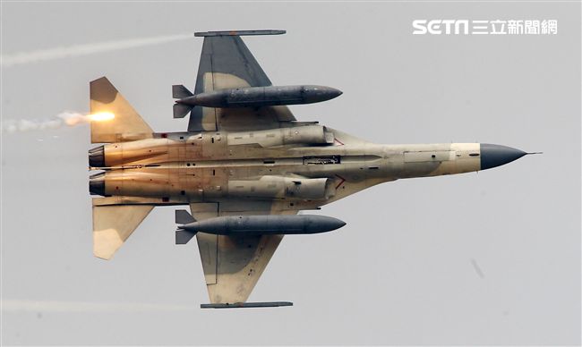 漢光演習國軍IDF戰機實施空中掩護施放熱焰彈。（記者邱榮吉/攝影）