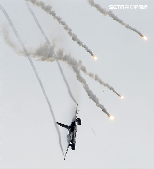 漢光演習國軍IDF戰機實施空中掩護施放熱焰彈。（記者邱榮吉/攝影）