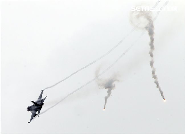 漢光演習國軍IDF戰機實施空中掩護施放熱焰彈。（記者邱榮吉/攝影）