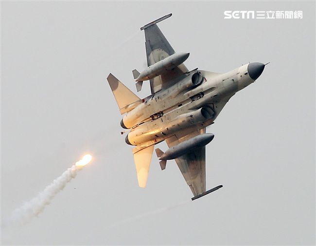 漢光演習國軍IDF戰機實施空中掩護施放熱焰彈。（記者邱榮吉/攝影）