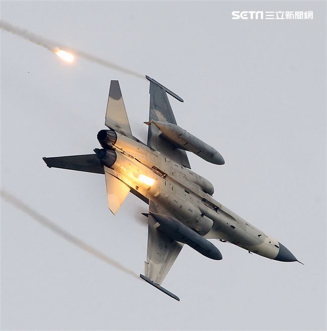 漢光演習國軍IDF戰機實施空中掩護施放熱焰彈。（記者邱榮吉/攝影）
