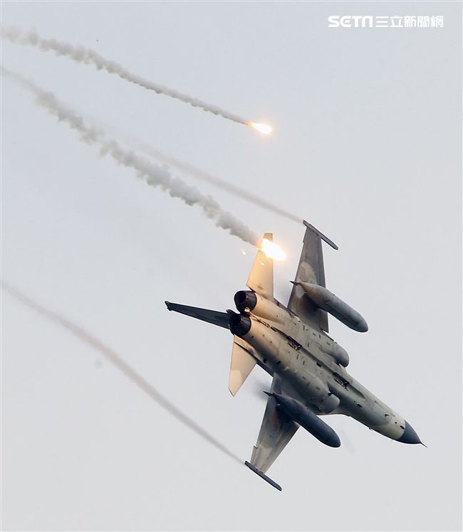 漢光演習國軍IDF戰機實施空中掩護施放熱焰彈。（記者邱榮吉/攝影）