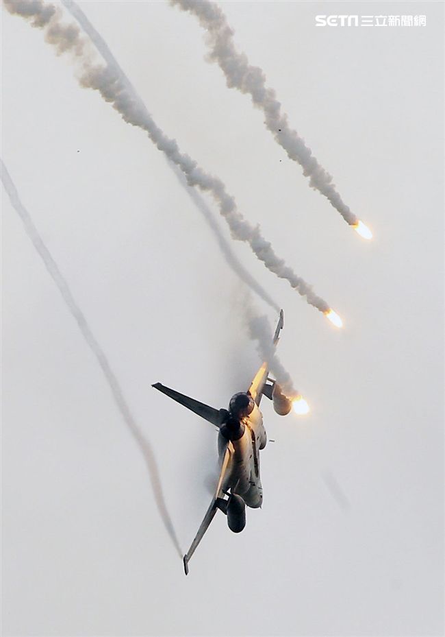 漢光演習國軍IDF戰機實施空中掩護施放熱焰彈。（記者邱榮吉/攝影）