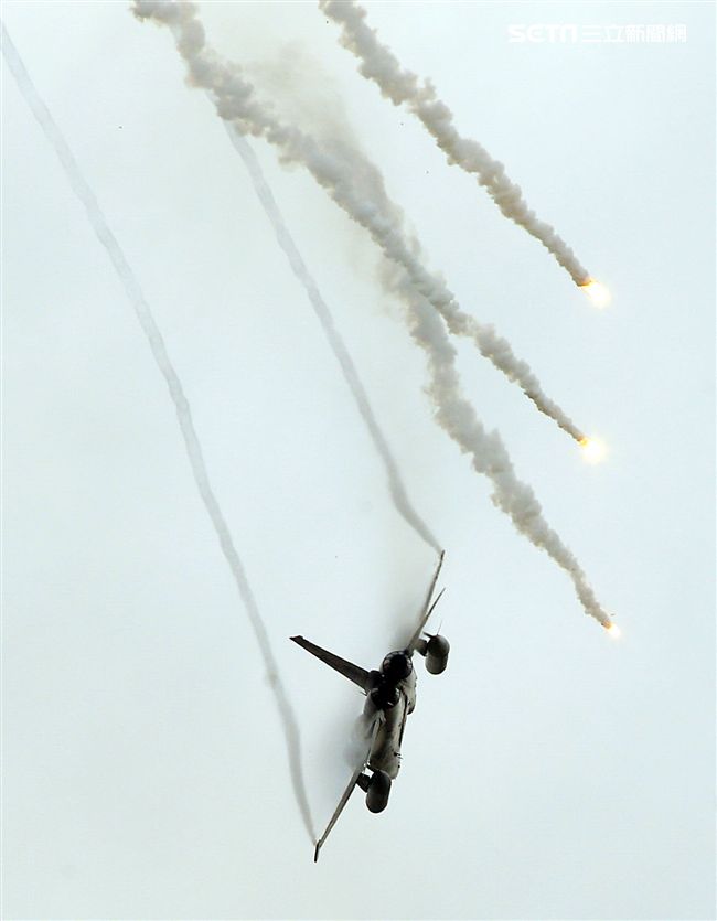 漢光演習國軍IDF戰機實施空中掩護施放熱焰彈。（記者邱榮吉/攝影）