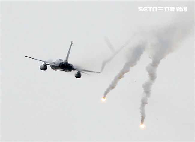 漢光演習國軍IDF戰機實施空中掩護施放熱焰彈。（記者邱榮吉/攝影）