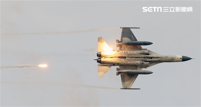 漢光演習國軍IDF戰機實施空中掩護施放熱焰彈。（記者邱榮吉/攝影）