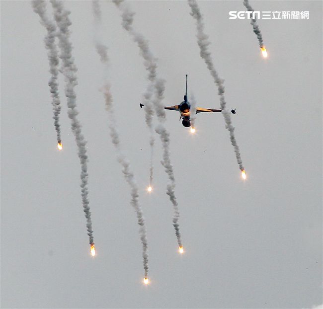 漢光演習國軍F16戰機實施空中掩護施放熱焰彈。（記者邱榮吉/攝影）