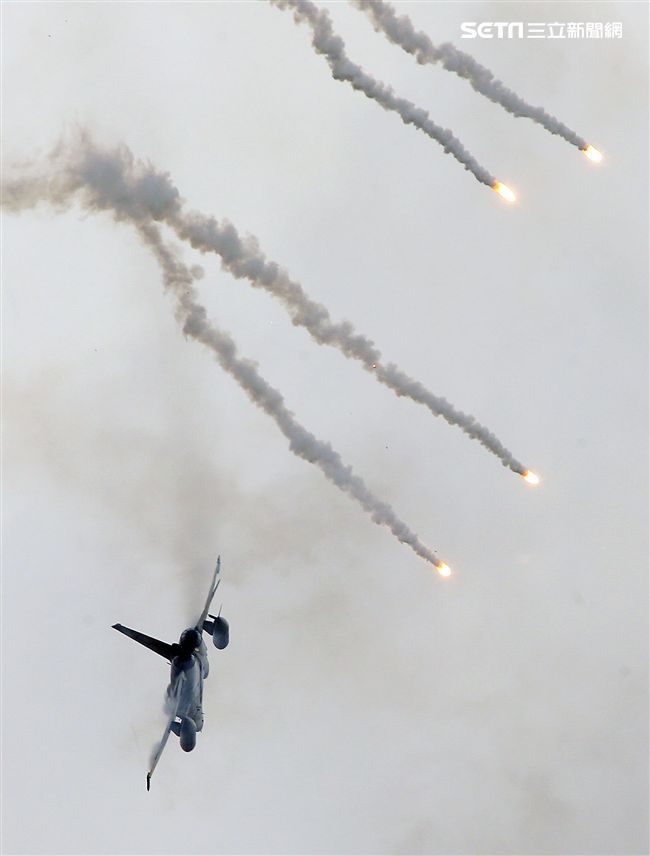 漢光演習國軍IDF戰機實施空中掩護施放熱焰彈。（記者邱榮吉/攝影）