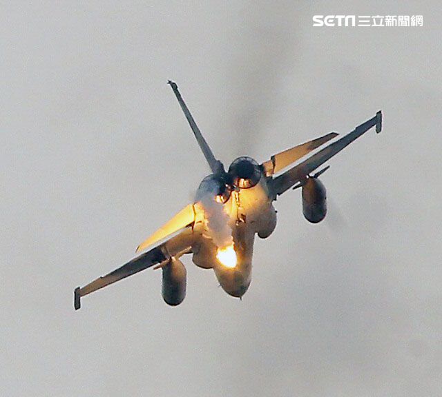 漢光演習國軍IDF戰機實施空中掩護施放熱焰彈。（記者邱榮吉/攝影）