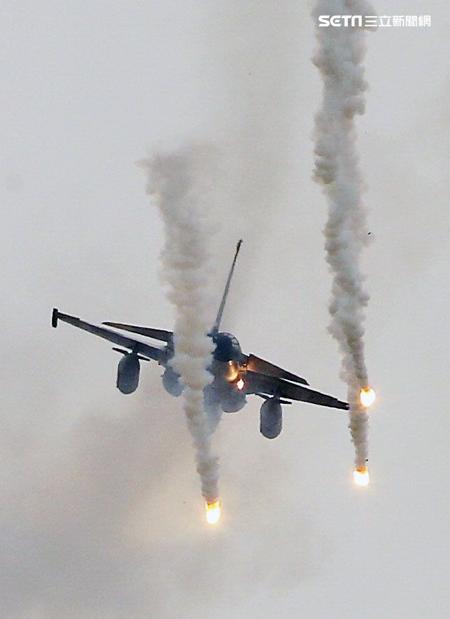 漢光演習國軍IDF戰機實施空中掩護施放熱焰彈。（記者邱榮吉/攝影）