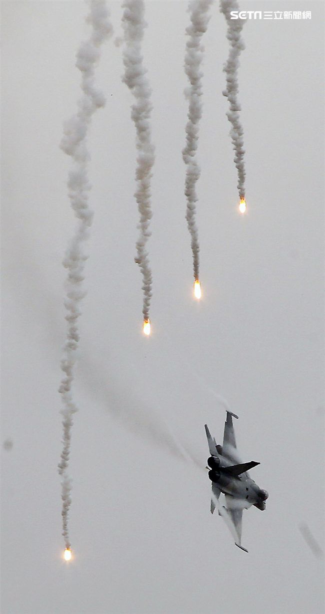 漢光演習國軍IDF戰機實施空中掩護施放熱焰彈。（記者邱榮吉/攝影）