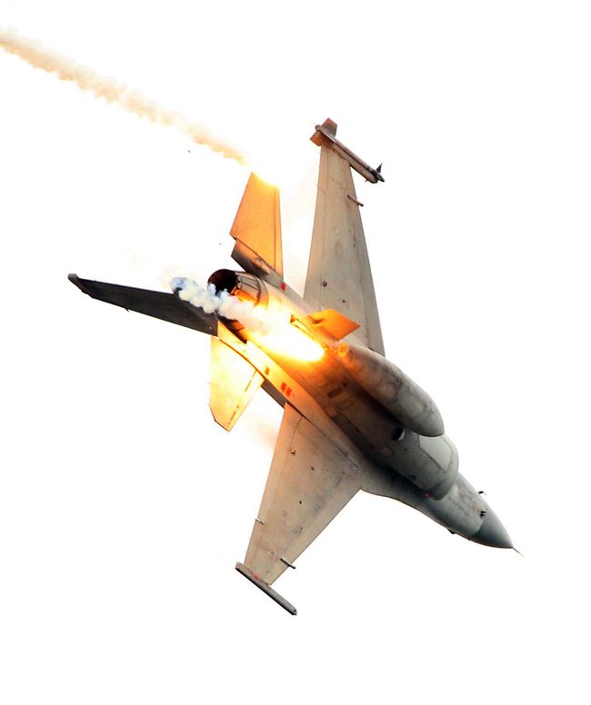 漢光演習假想敵軍機炸射施放熱焰彈。（記者邱榮吉/攝影）