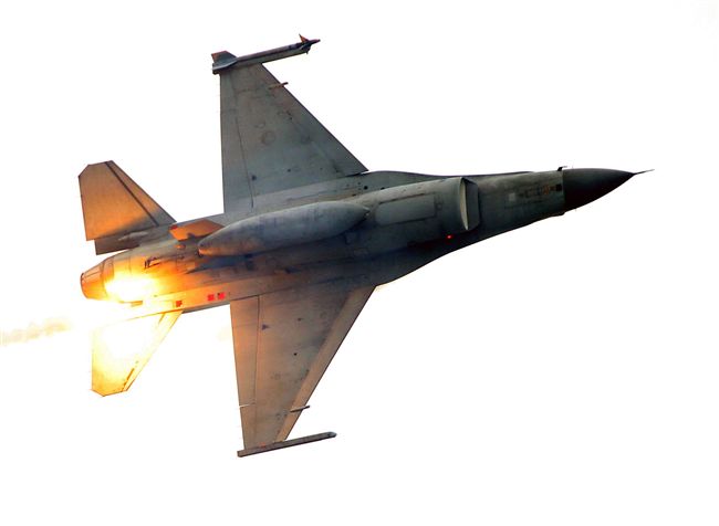 漢光演習假想敵軍機炸射施放熱焰彈。（記者邱榮吉/攝影）