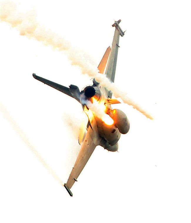 漢光演習假想敵軍機炸射施放熱焰彈。（記者邱榮吉/攝影）