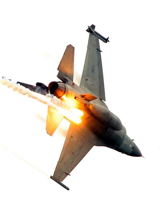 漢光演習假想敵軍機炸射施放熱焰彈。（記者邱榮吉/攝影）