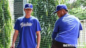 旅美投手王建民擔任富邦悍將客座教練指導二軍投手投球。 （圖／記者林敬旻攝）