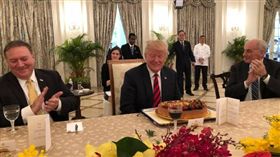 新國總理李顯龍提前幫川普慶生，送上大蛋糕。（圖／翻攝推特）