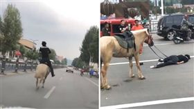 大陸河北淶源縣一名男子為了模仿網紅騎馬，特地找一匹馬上路，不料騎到一半就仆街倒地，英勇姿態瞬間「掉漆」，所幸男子只有左臂受傷，沒有大礙。（圖／翻攝自微博）