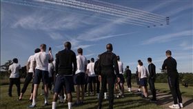 「紅箭」來封英格蘭代表隊送行。（圖／翻攝自紅箭臉書）