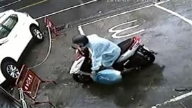店家PO影片，要亂丟垃圾的騎士回來把垃圾拿走。（圖／翻攝斗六人文社交圈臉書）