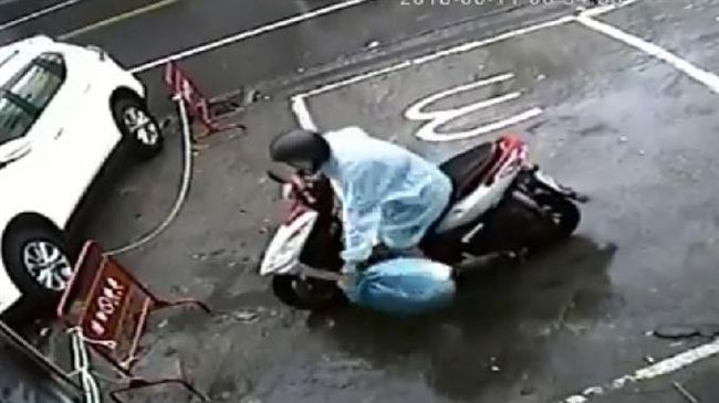 騎士丟包垃圾　店家曝影片揪「失主」