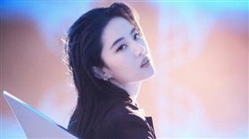 劉亦菲，雜誌寫真被疑發胖。(翻攝微博)