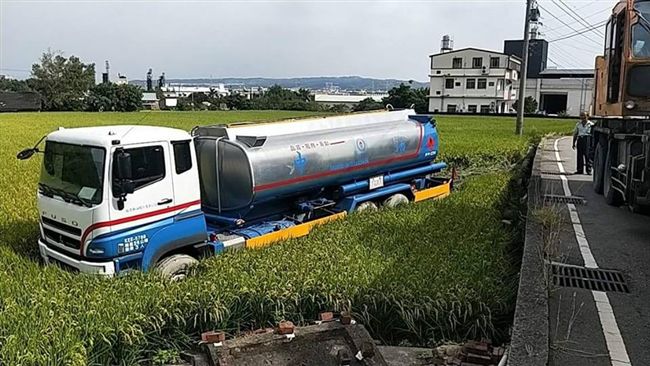 油罐車衝稻田　中油：為了要閃狗