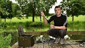 英國格洛斯特郡一名22歲男子哈斯汀（Adam Hastings），日前上網買了一個塊強力磁鐵，並將磁鐵當誘餌進行「磁鐵垂釣」，沒想到他竟成功在湖邊釣到一個保險箱，而裡面放有軍事獎章、手錶，以及值錢珠寶。（圖／翻攝自每日郵報）