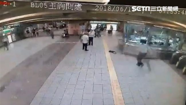 男喝醉趴倒捷運站　竟拿出折疊刀揮舞