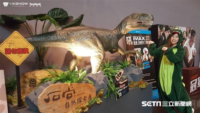 電影院搶侏羅紀商機　扮恐龍送免費票