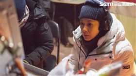 劉若英在監視器前認真觀看演員表演。（圖／甲上娛樂提供）