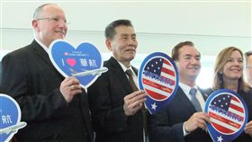 華航首航美國南加州安大略儀式安大略機場管理局董事長瓦普納、華航總經理謝世謙，美國聯邦眾議員羅艾斯夫婦（由左至右）出席首航儀式。中央社記者曹宇帆安大略攝  107年3月26日