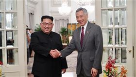 李顯龍與金正恩握手寒暄川金會倒數計時，新加坡總理李顯龍（右）10日晚間與北韓領袖金正恩（左）會面，兩人握手寒暄。（新加坡通訊及新聞部提供）中央社記者黃自強傳真　107年6月10日