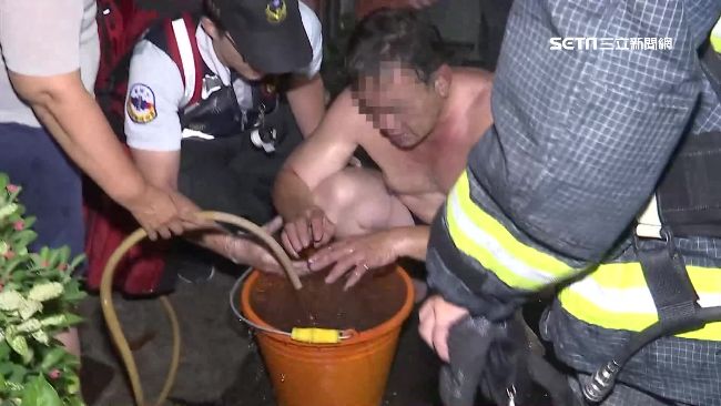 民宅深夜傳火警　住戶一度受困頂樓