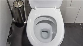 大陸年輕男子邊上廁所邊滑手機，結果血液不循環加缺氧，導致昏迷變成植物人。（圖／pixabay）